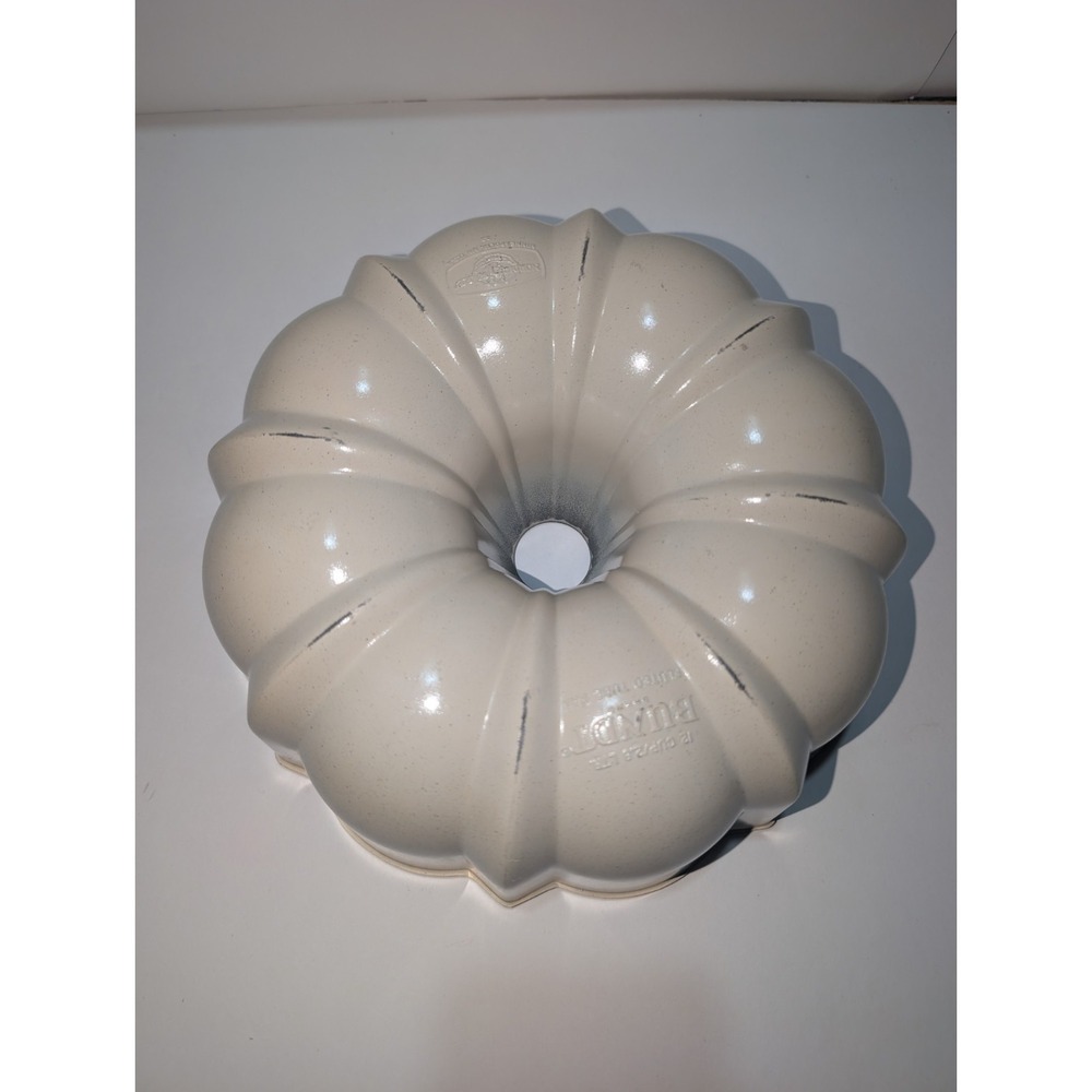 vintage Fluted Nordic Ware 12 Cup 10" 70's Aluminum Bundt Cake Pan white